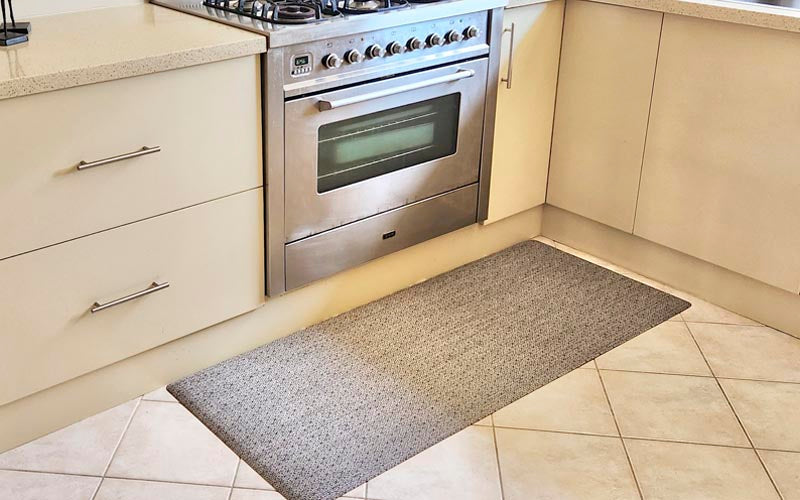 Insitu image of the comfy kitchen mate in front of the oven. 